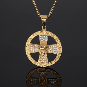 Pendentif Rond Croix Tête de Jésus en Acier Inoxydable Plaqué Or Avec Strass Blancs Motif Méandre pour Hommes Bijoux Religieux