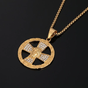 Collier pendentif croix Saint-Jean en or avec relief Jésus et accents de zircons
