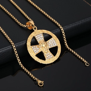 Collier classique en acier inoxydable doré avec portrait de Jésus et pendentif croix
