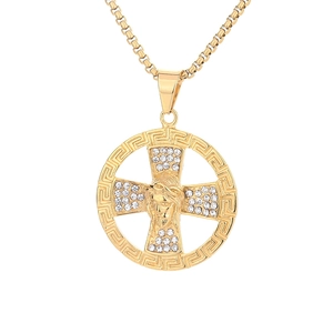 Vue détaillée du pendentif croix Saint-Jean en or avec relief de Jésus et zircons