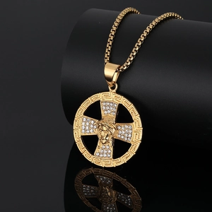 Collier croix St Jean avec relief Jésus et strass sur chaîne maille miroir dorée