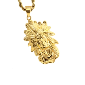 Collier hip hop doré avec pendentif tête de chef indien et coiffe à plumes détaillée