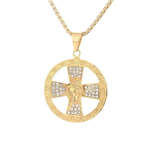 Collier avec pendentif croix en or classique, motif grec et incrustations de cristaux