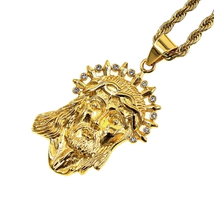 Pendentif Jésus vintage plaqué or avec zircons cubiques sur une chaîne torsadée