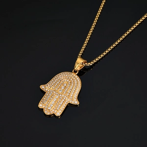 Collana con ciondolo mano di Hamsa vintage placcata in oro con cristalli scintillanti
