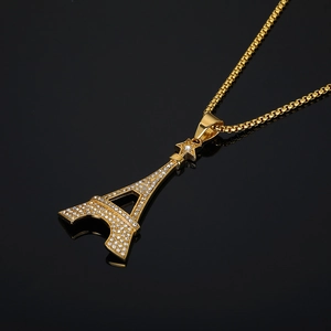 Pendentif Tour Eiffel en acier titane avec cristaux étincelants sur collier doré