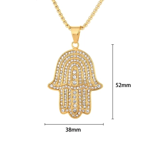 Dettaglio del ciondolo Mano di Fatima dorato con strass, dimensioni 52 mm per 38 mm