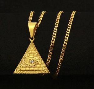 Vista macro del ciondolo a piramide placcato oro con l'occhio della provvidenza su nero