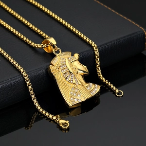 Collier pendentif Pharaon égyptien doré style hip hop avec zircons sur cuir noir