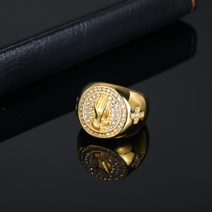 Bague chevalière plaquée or en acier avec mains en prière et détails de croix
