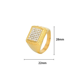 Dettaglio anello hip hop placcato oro con zirconi e motivo a chiave greca inciso