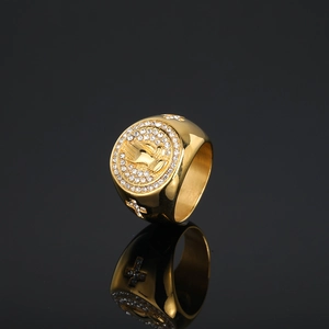 Bague en acier titane doré avec relief mains en prière et cristaux étincelants