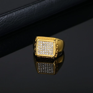 Anello hip hop in acciaio al titanio placcato oro con strass pavé e motivo greco