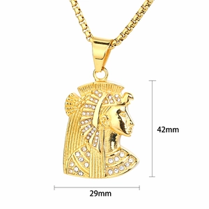 Vue macro détaillée montrant les dimensions 42mm par 29mm du pendentif Pharaon égyptien