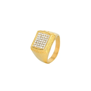 Anello hip hop rettangolare placcato oro con zirconi e motivo a greca sui lati