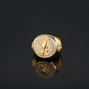 Bague en acier inoxydable doré avec relief de mains en prière et zircons cubiques pavés