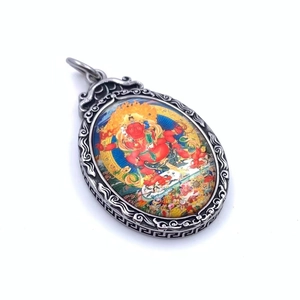 Détail du pendentif Thangka en acier rétro avec divinité rouge et gravures de vagues