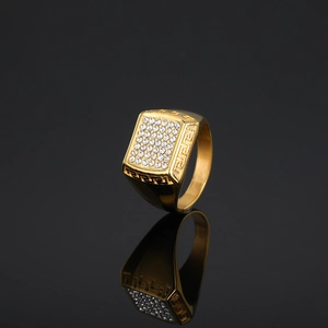 Anello hip hop uomo rettangolare placcato oro con cristalli e motivo chiave greca
