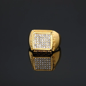 Anello quadrato hip hop placcato oro con cristalli e motivo a chiave greca