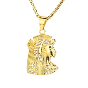 Collier pendentif Néfertiti doré avec cristaux étincelants et chaîne box sur fond blanc