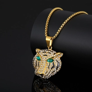 Collier avec pendentif tête de tigre plaqué or et strass brillants style hip hop