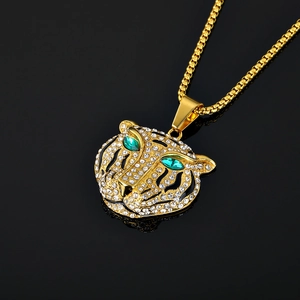 Collier pendentif tête de tigre plaqué or hip hop avec strass et yeux en gemmes vertes