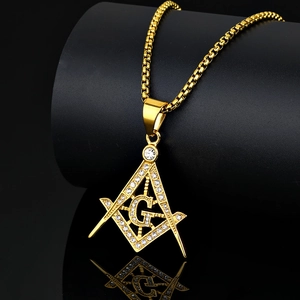 Pendentif franc-maçonnerie doré avec boussole G et strass sur une chaîne box