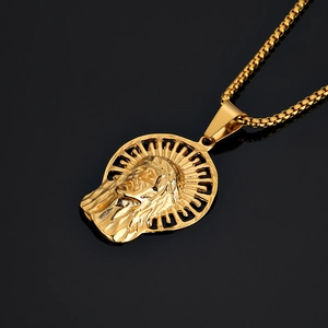 Collier classique avec pendentif tête de Jésus en acier inoxydable plaqué or et relief
