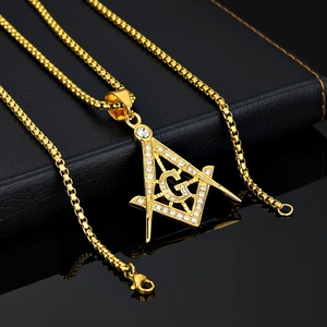 Collier maçonnique vintage doré avec pendentif compas et équerre sur cuir noir élégant