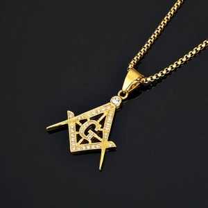 Pendentif maçonnique plaqué or avec strass et logo équerre compas pour hommes