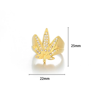 Vue macro d'une bague hip-hop dorée en forme de feuille d'érable et strass blancs brillants