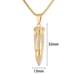 Detail van de gouden hip-hop kogel hanger met strass-steentjes, maat 52mm bij 13mm