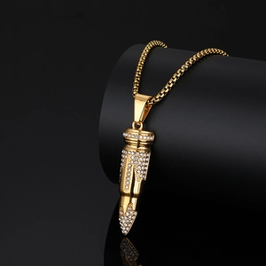 Hip-hop kogel hanger ketting in goud met fonkelende kristallen op een zwarte standaard