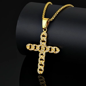 Pendentif croix classique en acier doré avec cristaux sur une chaîne de boîte