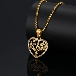 Gouden hartketting met levensboom hanger en sprankelende stenen op zwarte achtergrond