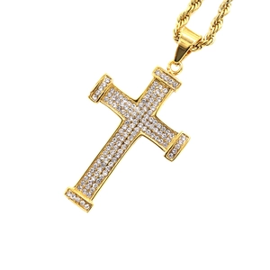 Pendentif croix plaqué or avec strass en cristal étincelants et chaîne de corde