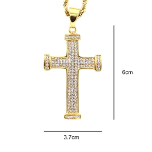 Pendentif croix plaqué or avec cristaux clairs sur une chaîne torsadée épaisse, 6cm