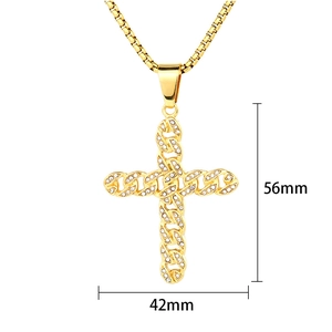 Détail du pendentif croix dorée serti de zircons avec marquages de dimensions 56mm par 42mm