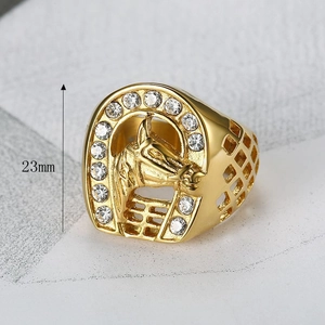 Anello hip hop 23mm dorato con testa di cavallo, strass e design a rete traforata