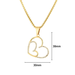 Dettaglio della collana con doppio cuore e dimensioni di 38 mm per 30 mm