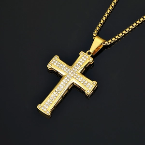 Pendentif croix punk hip hop plaqué or avec pavage de zircons cubiques étincelants