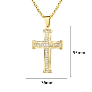 Détail du pendentif croix dorée serti de zircons avec dimensions de 55 mm par 36 mm