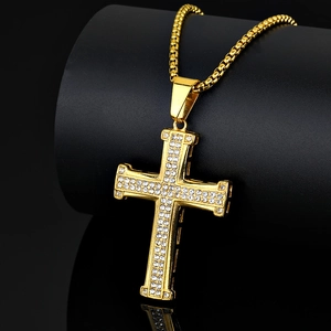 Pendentif croix en or serti de pierres brillantes sur une chaîne box élégante