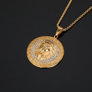Collier avec pendentif tête de lion plaqué or avec strass et bordure de méandre grec