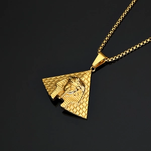 Collana con ciondolo a piramide egiziana e rilievo faraone su catena a scatola