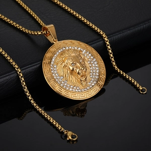 Collier pendentif tête de lion en acier titane plaqué or avec pierres de zircon scintillantes