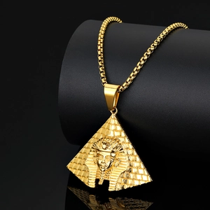 Collana con ciondolo a piramide egiziana e faraone in finitura dorata su sfondo nero