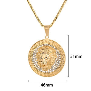 Détail du pendentif tête de lion dorée avec cristaux et motif de clé grecque