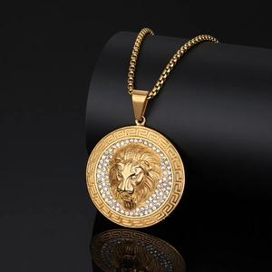 Collier avec pendentif tête de lion doré orné de cristaux et motif de clé grecque