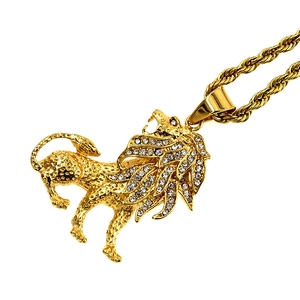 Collana con ciondolo a leone hip-hop dorato con cristalli bianchi e catena a corda